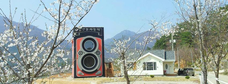 Illustration for article titled This crazy giant camera is not a fake but an awesome two-story café